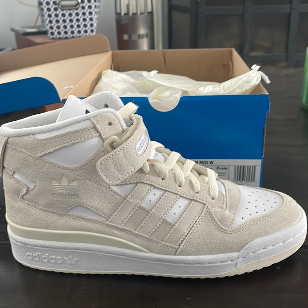 Forum Mid Adidas NEVER WORN.